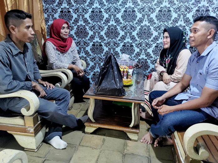 IMG-20230916-WA0223 FOTO: Letda Marinir Laode Musriwin Komandan Kompi Senapan (Dankie Pan) Yonmarhanlan VI beserta istri melaksanakan anjangsana kerumah Kopka Marinir Mujiono di Komplek TNI AL Dewa Kembar Blok G No. 140, Tamalabba, Kota Makassar. Sabtu (16/09/2023).