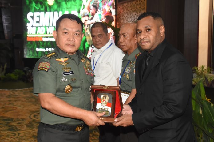 FOTO: KiriKSAD Jenderal TNI Dr. Dudung Abdurachman dan kanan Tokoh Muda Papua, Steve Mara, dalam Pelaksanaan Seminar TNI AD VII Tahun 2023, Strategi Penanganan Konflik Papua.