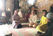 Aisyah Tiar Arsyad Beri Bantuan Kepada Warga di Sidrap FOTO: Kedua dua dari kiri, Aisyah Tiar Arsyad Caleg DPR RI Dapil Sulsel III, mendatangi pasangan suami istri atas nama Leman dan Naini yang tidak layak huni di Kabupaten Sidrap.
