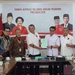 Projo Resmi Dukung Ganjar Pranowo di Pilpres 2024 FOTO: Ketua Umum Relawan Pro Jokowi (Projo) Haposan Simorangkir mendeklarasikan dukungannya terhadap bakal capres Ganjar Pranowo di Rumah Aspirasi Relawan Ganjar Pranowo, Jakarta Pusat. (Antara)
