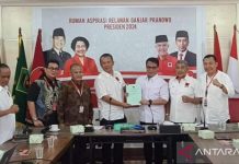 Projo Resmi Dukung Ganjar Pranowo di Pilpres 2024 FOTO: Ketua Umum Relawan Pro Jokowi (Projo) Haposan Simorangkir mendeklarasikan dukungannya terhadap bakal capres Ganjar Pranowo di Rumah Aspirasi Relawan Ganjar Pranowo, Jakarta Pusat. (Antara)