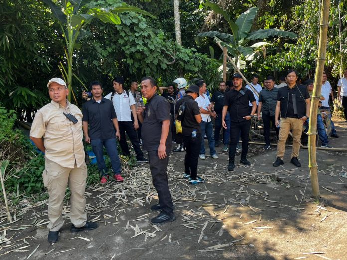 FOTO: Polrestabes Medan saat melakukan pengerebekan di Kampung Narkoba di Jalan Jambur Dusun VII Tanjung Pamah, Desa Namorube Julu, Kecamatan Kutalimbaru, Kabupaten Deli Serdang, Sumatera Utara.