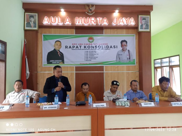 FOTO: Lembaga Bantuan Hukum (LBH) Cahaya Keadilan Rakyat (CAKRA) DPC Situbondo, kembali melaksanakan rapat konsolidasi dan kegiatan penyuluhan hukum yang berlangsung di lantai 2 Aula Murta Jaya, kantor desa Juglangan, kecamatan Panji, kabupaten Situbondo, Jatim. Minggu, (17/09/2023).