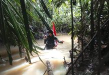 Meski Medan Sulit, Satgas Yonif 122/TS Pos Scofrolama Melaksanakan Patroli Patok MM 2.3 Batas Negara RI-PNG FOTO: Pos Scofro lama Satgas Pamtas RI-PNG Yonif 122/Tombak Sakti melaksanakan patroli patok MM 2.3 tepatnya di Wilayah Kabupaten Keerom, Papua.