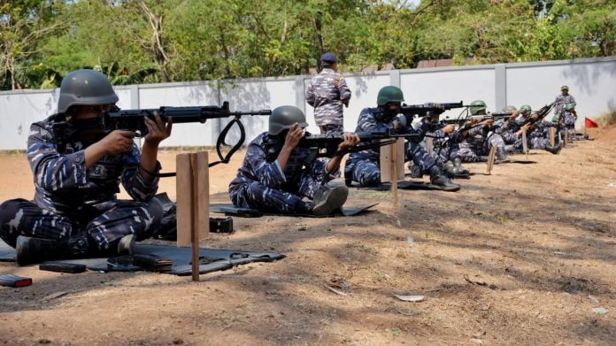 FOTO: Prajurit Lantamal VI dan prajurit Yonmarhanlan VI Makassar melaksanakan Uji Gladi Tugas Tempur (Glagaspur) pangkalan tingkat P1-P2 dan L1-L2 oleh Tim Uji dari Komando Latihan (Kolat) Koarmada II yang dipimpin oleh Letkol Laut (P) Ferry Kurniawan di Mako Lantamal VI. Selasa (19/09/2023)