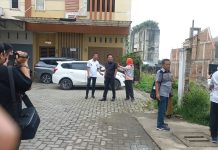 Ade Rosda: Yuu At Contempo Dukung Aturan Dan Taat Hukum FOTO: Ade Rosda, mewakili pihak perusahaan ketika mendampingi kunjungan Komisi IV DPRD Medan, diketuai Kelana, usai meninjau lokasi perumahan di Jln Brigjen Zein Hamid, Lingkungan VII, Kelurahan Titi Kuning, Kecamatan Medan Johor, Senin (18/9).