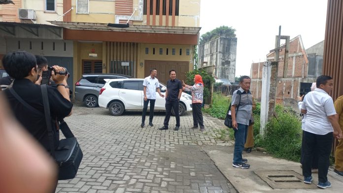 FOTO: Ade Rosda, mewakili pihak perusahaan ketika mendampingi kunjungan Komisi IV DPRD Medan, diketuai Kelana, usai meninjau lokasi perumahan di Jln Brigjen Zein Hamid, Lingkungan VII, Kelurahan Titi Kuning, Kecamatan Medan Johor, Senin (18/9).