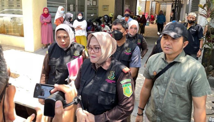 FOTO: Kepala Kejaksaan Negeri (Kejari) Gowa Yeni Andriani, S.H, M.H., saat memberikan keterangan persnya di rumah sakit Syekh Yusuf di Kabupaten Gowa. Selasa 19 September 2023.