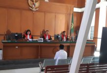 Korupsi Pasir Laut, Mantan Kepala BPKD Pemkab Takalar Divonis 1 Tahun Penjara, Subsidiair 6 Bulan FOTO: Mantan Kepala BPKD Pemkab Takalar Tahun 2020, Gazali Machmud, saat mengikuti sidang di Pengadilan tindak pidana korupsi Makassar.