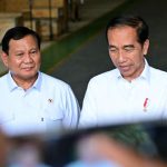 Air Tuba Politik FOTO: Kirim Menhan Prabowo Subianto saat memberikan keterangan persnya didampingi Presiden Jokowi di PT Pindad, Jawa Barat. Selasa (19/9/2023).