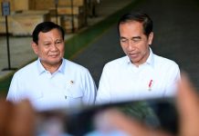 Jelang Pilpres, Gaji TNI-POLRI, ASN dan Pensiunan Naik 8 Persen, Tunjangan Veteran-PPPK Juga Bertambah FOTO: Kirim Menhan Prabowo Subianto saat memberikan keterangan persnya didampingi Presiden Jokowi di PT Pindad, Jawa Barat. Selasa (19/9/2023).