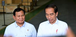 Air Tuba Politik FOTO: Kirim Menhan Prabowo Subianto saat memberikan keterangan persnya didampingi Presiden Jokowi di PT Pindad, Jawa Barat. Selasa (19/9/2023).