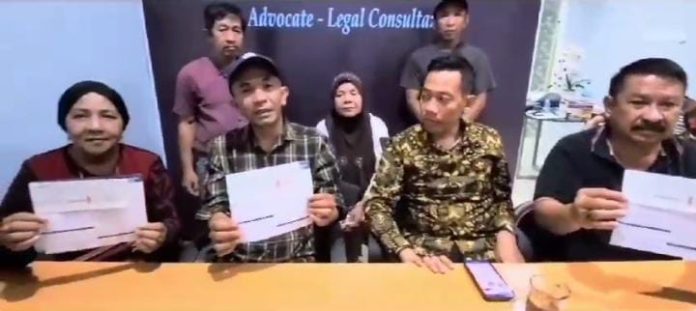 Tangkap layar dari video viral keluarga Pato bin Kopi saat menggelar keterangan persnya