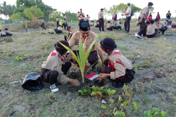 FOTO: Prajurit petarung Yonmarhanlan VI Kopda Mar Firman yang bertugas di Pos TNI AL kabupaten Sinjai mengikuti kegiatan Apel Besar Gerakan Pramuka dihalaman Eks kantor Bupati Sinjai, JL. Jenderal Ahmad Yani, Kecamatan Sinjai Utara, Kabupaten Sinjai. Rabu (20/09/2023)