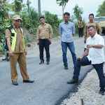 Penampakan Ruas Jalan Harue-Balihuko yang Mulai Mulus: Warga Bersyukur FOTO: Bupati Bulukumba Andi Muchtar Ali Yusuf (Baju Putih), saat meninjau ruas jalan Harue-Balihuko di Kelurahan Ballasaraja, Kecamatan Bulukumpa, Kabupaten Bulukumba kini mulai disulap mulus. Ruas jalan sepanjang 8 kilometer.
