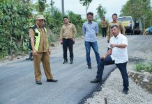 Penampakan Ruas Jalan Harue-Balihuko yang Mulai Mulus: Warga Bersyukur FOTO: Bupati Bulukumba Andi Muchtar Ali Yusuf (Baju Putih), saat meninjau ruas jalan Harue-Balihuko di Kelurahan Ballasaraja, Kecamatan Bulukumpa, Kabupaten Bulukumba kini mulai disulap mulus. Ruas jalan sepanjang 8 kilometer.