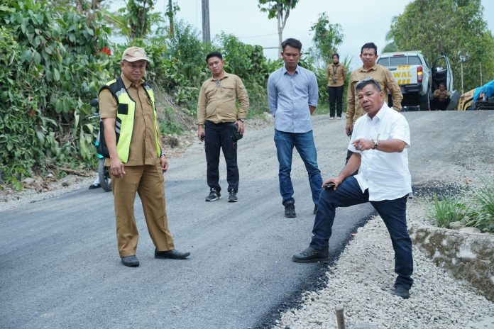 FOTO: Bupati Bulukumba Andi Muchtar Ali Yusuf (Baju Putih), saat meninjau ruas jalan Harue-Balihuko di Kelurahan Ballasaraja, Kecamatan Bulukumpa, Kabupaten Bulukumba kini mulai disulap mulus. Ruas jalan sepanjang 8 kilometer.