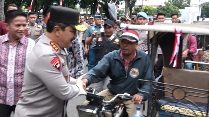 FOTO: Wakapolri Komjen Pol. Drs. Agus Andrianto, S.H., MH, ke Gedung Serbaguna Universitas Negeri Medan (Unimed), Jalan Williem Iskandar, untuk menghadiri kegiatan Bakti Sosial Polri Presisi Untuk Negeri yang dihadiri oleh ragam organisasi dan lintas suku yang ada di Sumut.