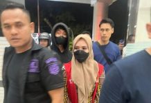 Sembunyi Diatas Plafon Rumah, Ridhana Tersangka Pembangunan Gedung Perpustakaan Makassar Dibekuk Intel Kejaksaan FOTO: Ridhana R saat ditangkap oleh Tim Intel Kejaksaan di Perumahan Pallangga Mas I Kelurahan Bontoala, Kecamatan Pallangga, Kabupaten Gowa. Kamis (21/9/2023).