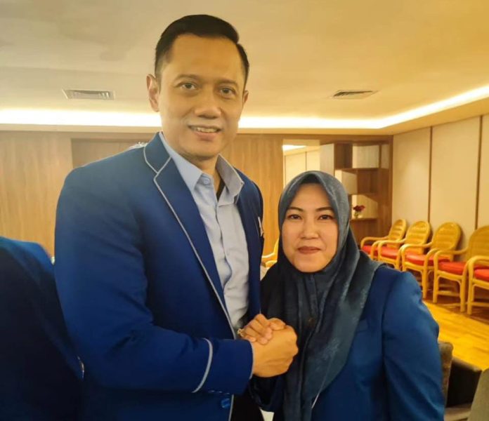 FOTO: Agus Harimurti Yudhoyono dan Sektretaris DPC Partai Demokrat Makassar, Fatma Wahyudin usai Rapat Pimpinan Nasional (Rapimnas) Demokrat di Jakarta Convention Center (JCC) pada Kamis (21/09/2023)