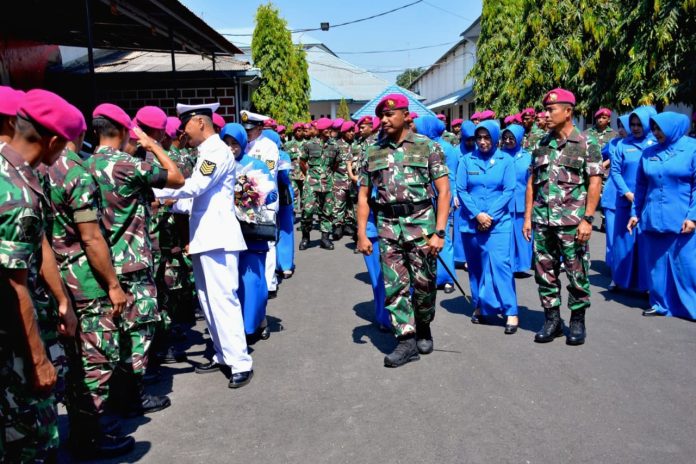 FOTO: Komandan beserta segenap prajurit petarung Yonmarhanlan VI Makassar melaksanakan upacara tradisi purna tugas yang bertempat di lapangan apel Yonmarhanlan VI, Jalan Yos Soedarso No.308 Ujung Tanah, Kota Makassar. Jum'at (22/09/2023)