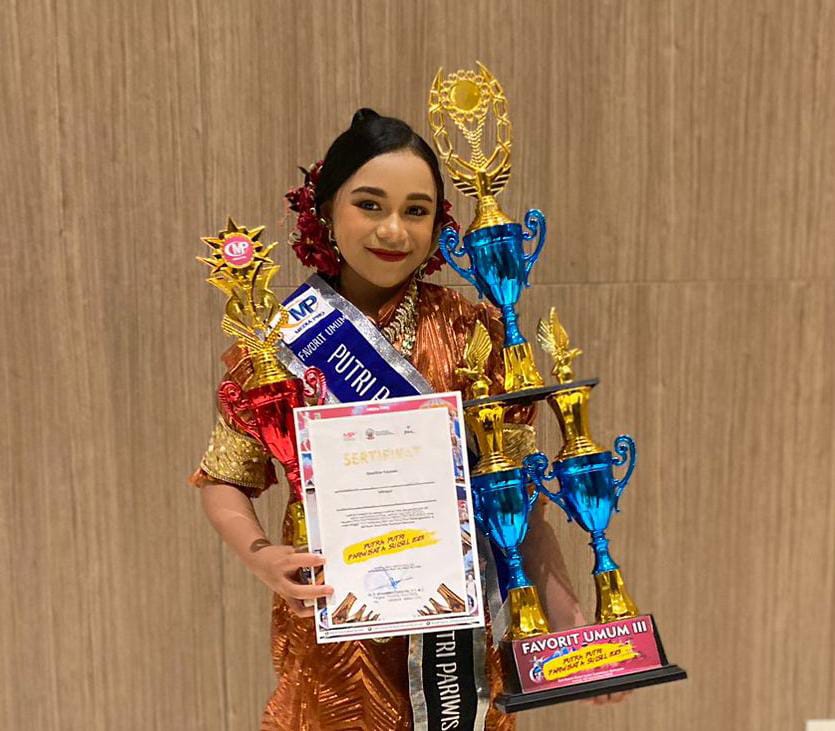 FOTO: Andi Alya Mukhbita Aldin saat dengan trophy Juara Putri Pariwisata Sulawesi Selatan