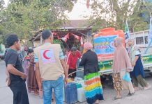 Peduli Kemanusiaan, PBB Makassar Bagikan Air Bersih ke Masyarakat FOTO: Partai Bulan Bintang (PBB) Kota Makassar gencar membagikan air. Aksi kemanusiaan ini sudah sebulan berjalan di wilayah Utara Kota Makassar.