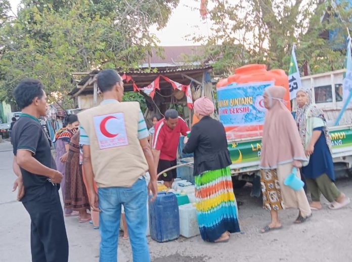 FOTO: Partai Bulan Bintang (PBB) Kota Makassar gencar membagikan air. Aksi kemanusiaan ini sudah sebulan berjalan di wilayah Utara Kota Makassar.