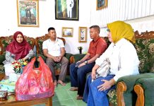 Tingkatkan Hubungan Kekeluargaan, Perwira Yonmarhanlan VI Silaturahmi ke Rumah Prajurit Petarungnya FOTO: Perwira Yonmarhanlan VI Letda Marinir Muhammad Ridha (Danton 2 Kipan A) beserta istri melaksanakan Anjangsana ke rumah salah satu prajuritnya di Jalan Andalas Kompleks TNI AL Dewa Ruci, RT. E No.62, Kecamatan Wajo, Kota Makassar. Sabtu (23/09/2023).