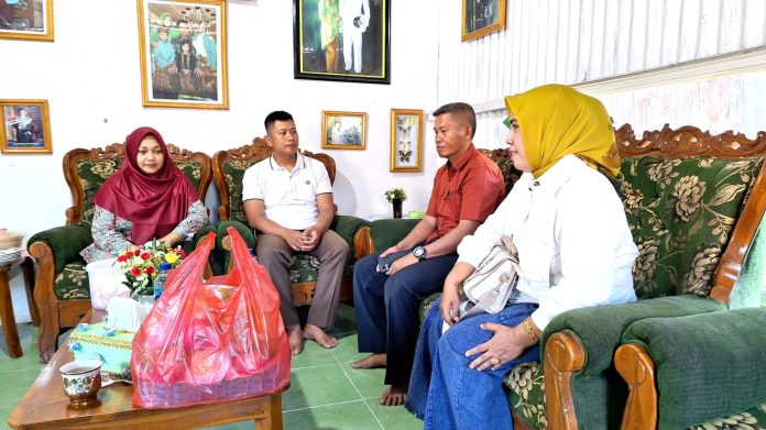 FOTO: Perwira Yonmarhanlan VI Letda Marinir Muhammad Ridha (Danton 2 Kipan A) beserta istri melaksanakan Anjangsana ke rumah salah satu prajuritnya di Jalan Andalas Kompleks TNI AL Dewa Ruci, RT. E No.62, Kecamatan Wajo, Kota Makassar. Sabtu (23/09/2023).