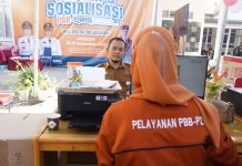 Realisasi PBB 100 Persen, Bupati Andi Utta Beri Penghargaan FOTO: Pembayaran PBB dengan menggunakan sistem digital atau Qris di halaman Kantor Badan Pengelolaan Keuangan dan Pendapatan Daerah ((BPKD), Senin 25 September 2023.