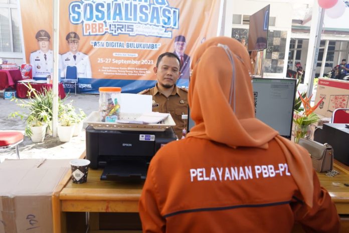 FOTO: Pembayaran PBB dengan menggunakan sistem digital atau Qris di halaman Kantor Badan Pengelolaan Keuangan dan Pendapatan Daerah ((BPKD), Senin 25 September 2023.