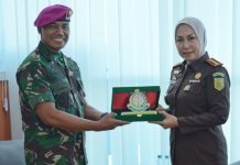 Pelihara Sinergitas, Danyonmarhanlan VI Silaturahmi dengan Kejari Kota Makassar FOTO: Komandan Batalyon Marinir Pertahanan Pangkalan (Danyonmarhanlan) VI Mayor Marinir Yusman Efendi, M.Tr.Opsla Kepala Kejaksaan Negeri Kota Makassar Andi Sundari, S.H.,M.H. melaksanakan kunjungan kerja ke Kejaksaan Negeri Kota Makassar, JL. Amanagappa No.15, Kecamatan Ujung Pandang, Kota Makassar. Selasa (26/09/2023)