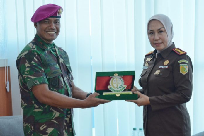 FOTO: Komandan Batalyon Marinir Pertahanan Pangkalan (Danyonmarhanlan) VI Mayor Marinir Yusman Efendi, M.Tr.Opsla Kepala Kejaksaan Negeri Kota Makassar Andi Sundari, S.H.,M.H. melaksanakan kunjungan kerja ke Kejaksaan Negeri Kota Makassar, JL. Amanagappa No.15, Kecamatan Ujung Pandang, Kota Makassar. Selasa (26/09/2023)