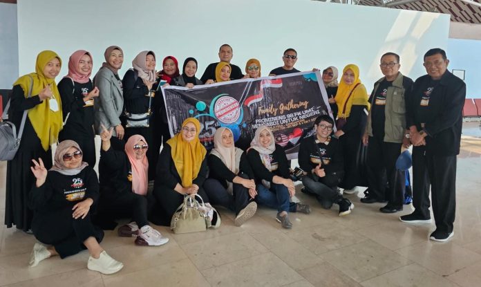 FOTO: Family gathering prominens 98 FK saat akan menuju Malaysia dan Singapura di Bandara Internasional Sultan Hasanuddin di Makassar.