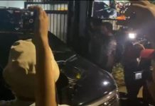 Usai Upaya Paksa Penggeledahan Rumdis SYL, Penyidik KPK Boyong 6 Goody Bag FOTO: Mobil milik Penyidik KPK saat meninggalkan rumah dinas Menteri Pertanian (Mentan) Syahrul Yasin Limpo (SYL) di Jalan Widya Chandra V nomor 28, Senayan, Kebayoran Baru, Jakarta Selatan, Kamis malam (28/9). (RMOL)