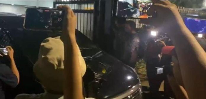 FOTO: Mobil milik Penyidik KPK saat meninggalkan rumah dinas Menteri Pertanian (Mentan) Syahrul Yasin Limpo (SYL) di Jalan Widya Chandra V nomor 28, Senayan, Kebayoran Baru, Jakarta Selatan, Kamis malam (28/9). (RMOL)