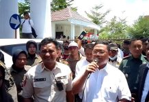 Disambut Demo, Pj Wali kota Palopo: Waktu Saya di Sini Tidak Lama Akan Memperbaiki Pemerintahan FOTO: Pj Wali kota, Asrul Sani saat menerima para demonstran di kantor Wali kota Palopo. Rabu siang (27/9/2023)