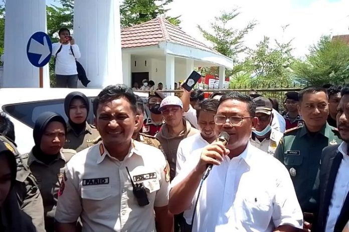 FOTO: Pj Wali kota, Asrul Sani saat menerima para demonstran di kantor Wali kota Palopo. Rabu siang (27/9/2023)