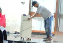 Diduga Mesin Penghitung Uang Diambil Penyidik KPK dari Rumah Dinas Mentan SYL FOTO: Penyidik KPK saat membawa benda yang diduga mesin penghitung uang dari rumah dinas Menteri Pertanian, Syahrul Yasin Limpo (SYL), di Jalan Widya Chandra V, Jakarta Selatan, Kamis malam (28/9). (Foto Rmol)