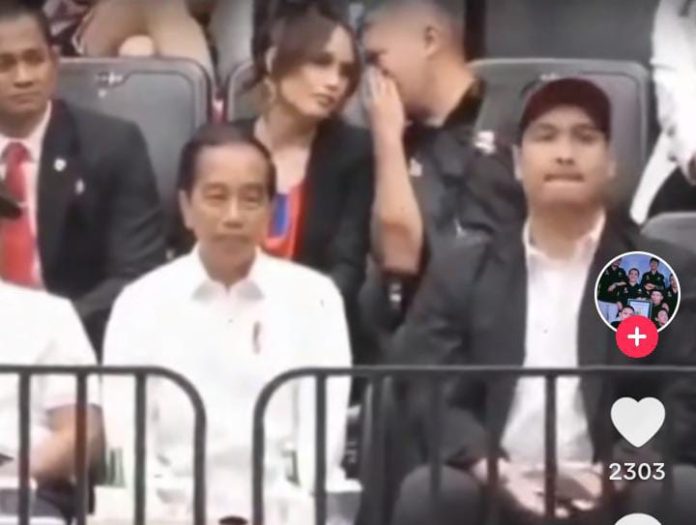 Foto tangkap layar sumber media sosial tiktok saat menteri pemuda dan olahraga berjoget goyangkan kepala Disamping Presiden Jokowi.