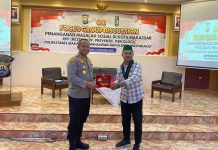 Kolaborasi HMI dan Polrestabes, Bahas Penanganan Masalah Sosial di Kota Makassar FOTO: Kombes Pol Mokhamad Ngajib S.IK., M.H, Kapolrestabes Makassar dan Muh. Arsy Jailolo, SH,.MH, Ketua Umum HMI Cabang Makassar usai digelar Focus Group Discussion di Aula Mappaodang Polrestabes Makassar, Jumat (29/9/2023).