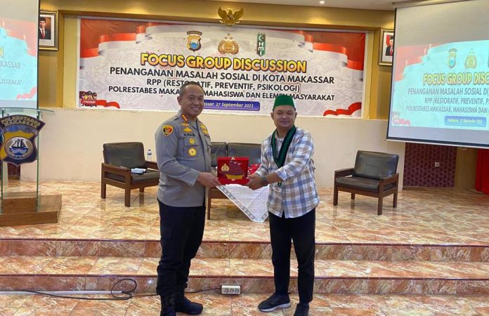 FOTO: Kombes Pol Mokhamad Ngajib S.IK., M.H, Kapolrestabes Makassar dan Muh. Arsy Jailolo, SH,.MH, Ketua Umum HMI Cabang Makassar usai digelar Focus Group Discussion di Aula Mappaodang Polrestabes Makassar, Jumat (29/9/2023).