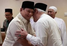 Ulama NU Rekomendasikan Khofifah Cawapres Prabowo, Gus Kautsar: Menunggu Restu Presiden Jokowi FOTO: Prabowo Subianto bertemu sejumlah ulama, gus, dan kiai NU se Jawa Timur di Hotel Shangri-la Surabaya, Kamis malam (28/9/2023).