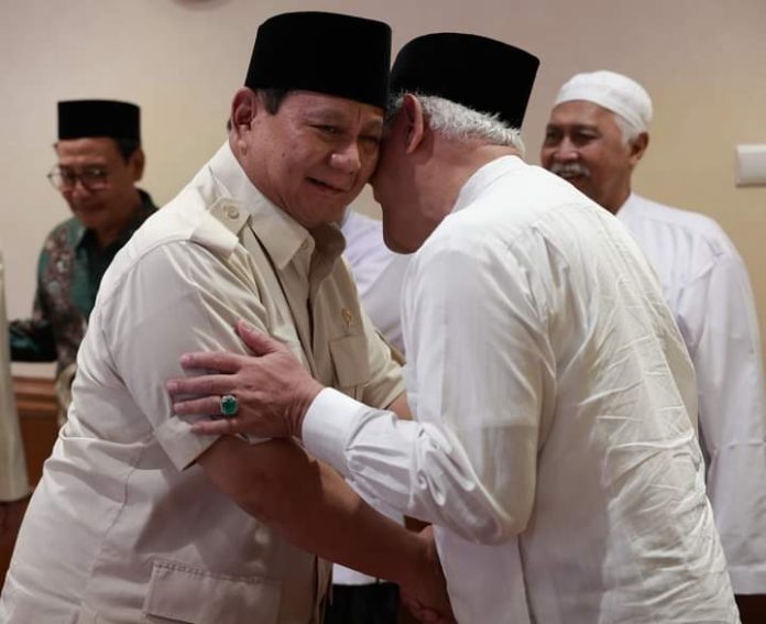 FOTO: Prabowo Subianto bertemu sejumlah ulama, gus, dan kiai NU se Jawa Timur di Hotel Shangri-la Surabaya, Kamis malam (28/9/2023).