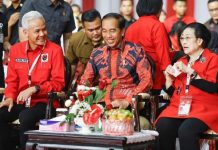 Di Rakernas PDIP, Jokowi: Tadi Saya Bisik Pak Ganjar, Nanti Habis Dilantik Langsung Urus Kedaulatan Pangan FOTO: Ganjar Pranowo, Joko Widodo (Jokowi) dan Megawati Soekarnoputri dalam Rapat Kerja Nasional IV Partai Demokrasi Indonesia Perjuangan (PDIP) Jumat sore (29/9/2023). (Dok. Istimewa)