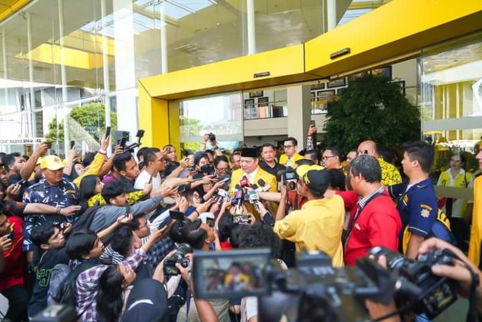 FOTO: Ketua umum partai Golkar Airlangga Hartarto saat menerima wawancara saat HUT Partai Golkar. (Properti Airlangga)