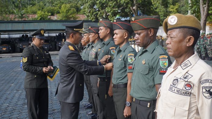 FOTO: Komandan Korem 172/PWY Brigjen TNI Dedi Hardono memimpin upacara peringatan Hari Kesaktian Pancasila tahun 2023 yang dirangkaikan dengan upacara Korps Raport Kenaikan pangkat anggota Makorem 172/PWY periode 1 Oktober 2023, bertempat dilapangan Upacara Makorem, Minggu (1/10).