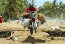 Buka Ajang Lomba Motor Cross ‘Ojek Gabah’, Bupati Bulukumba: ini Hobi Saya Sejak Kecil FOTO: lomba balap motor cross ojek gabah di Desa Bukit Harapan, Kecamatan Gantarang. Balap motor ini, dirangkai dengan panen raya, Sabtu, 30 September 2023.