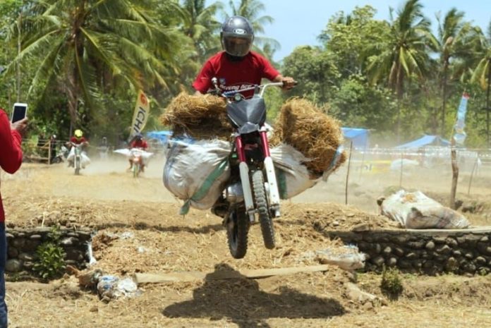 FOTO: lomba balap motor cross ojek gabah di Desa Bukit Harapan, Kecamatan Gantarang. Balap motor ini, dirangkai dengan panen raya, Sabtu, 30 September 2023.